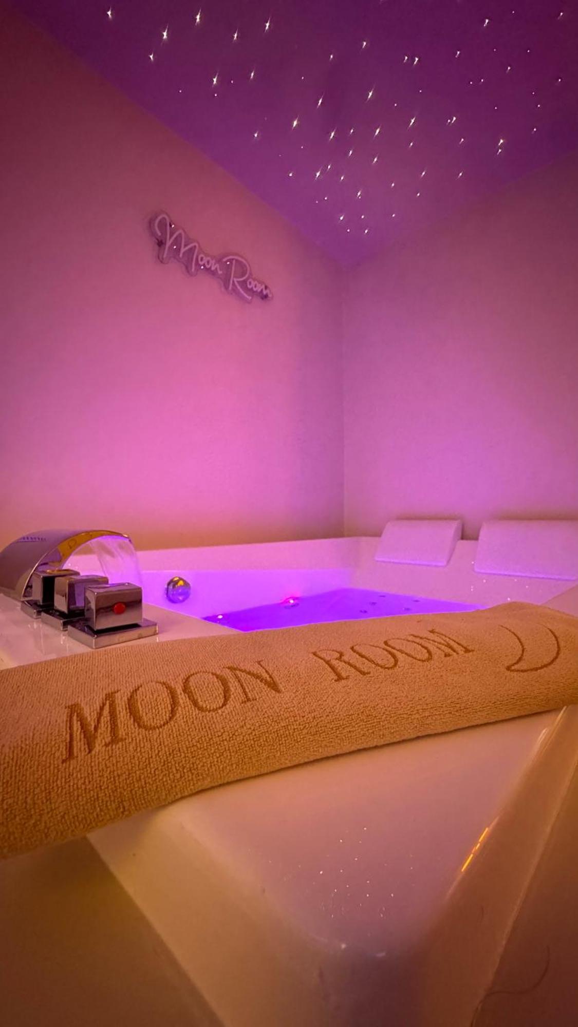 Moon Room, Nuit Insolite - Ollioules Toulon Var Exterior photo